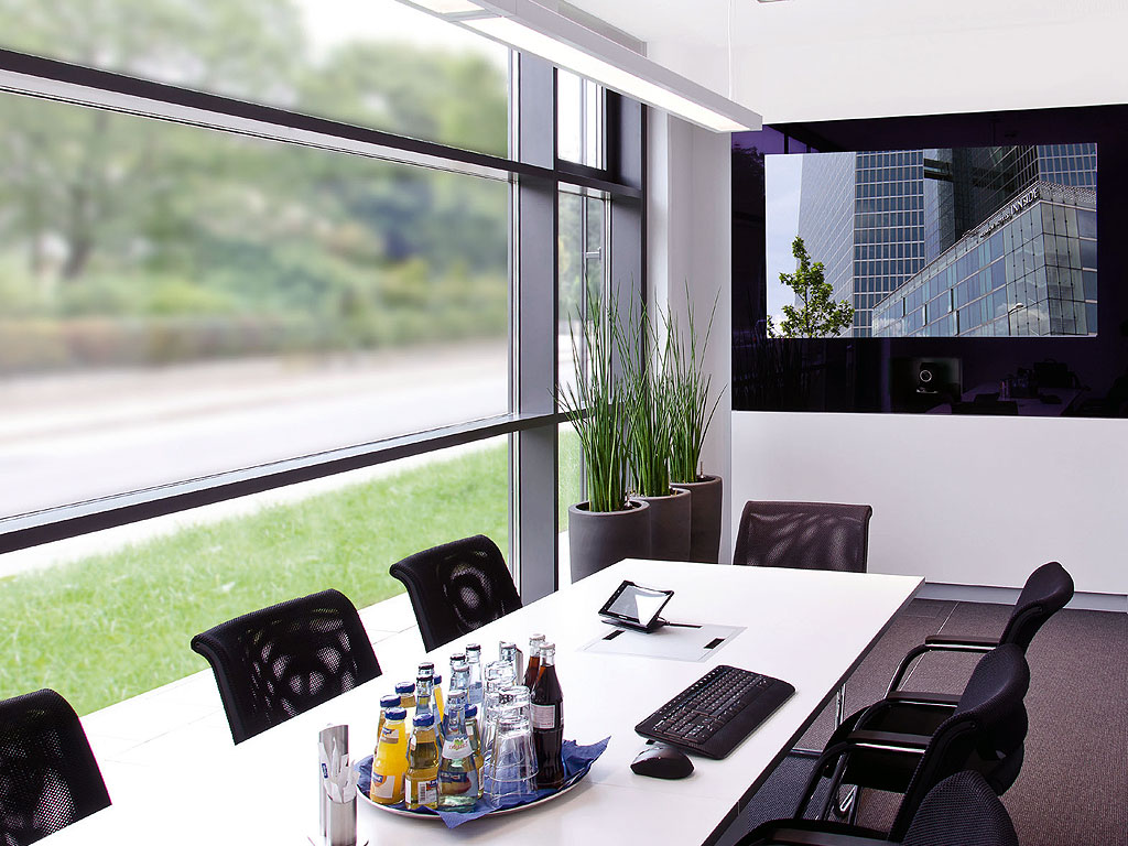 Konferenztisch mit integriertem Anschlussfeld für Mediensteuerungen, Zuspielgeräte, etc. Aufgenommen in einem Konferenzraum.