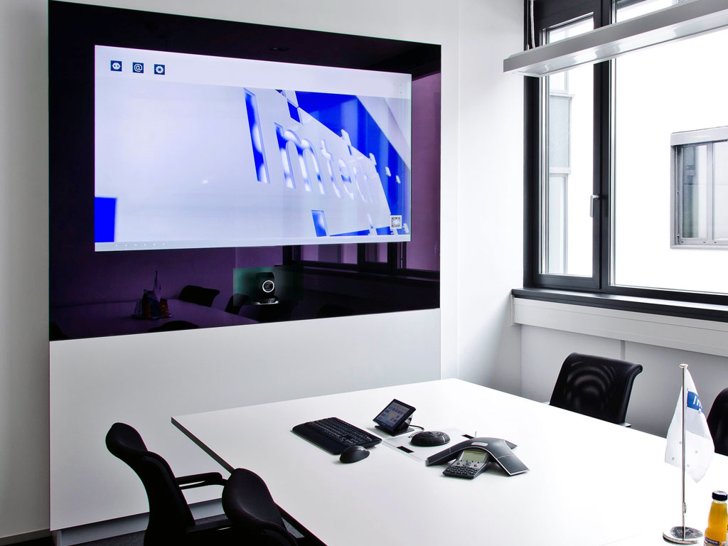 Medienstele mit integriertem Display, Videokonferenzmodul sowie angebautem Besprechungstisch.