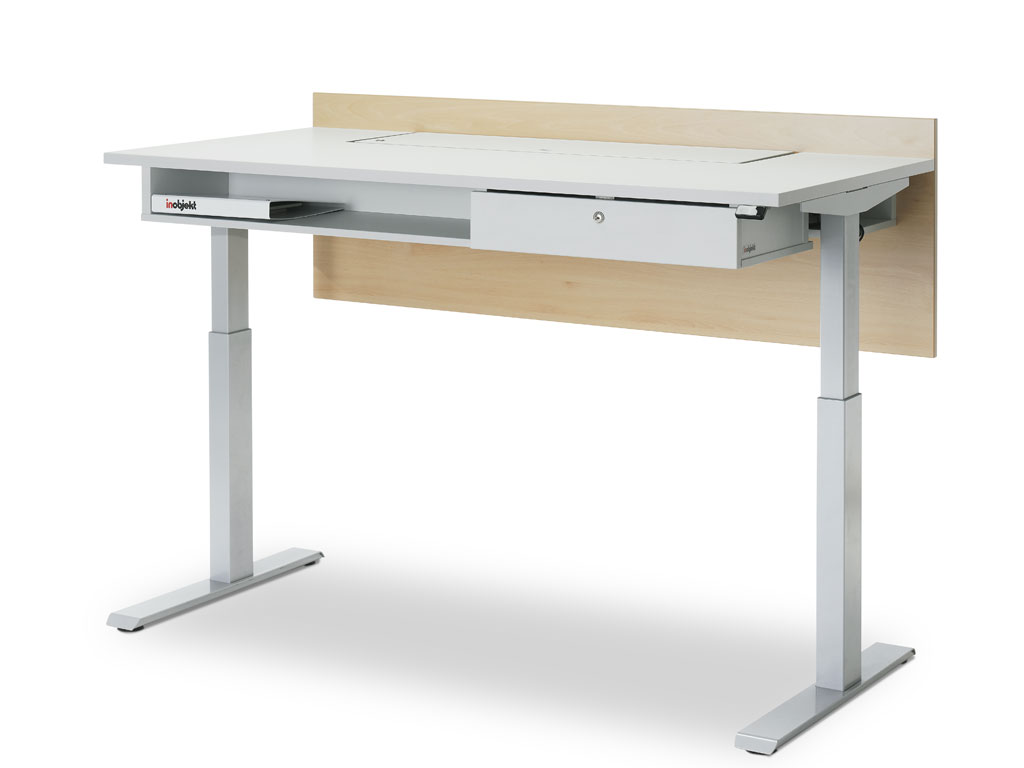 Frontalansicht des Lehrertischs ino.desk mit im Tisch verstauten Geräten
