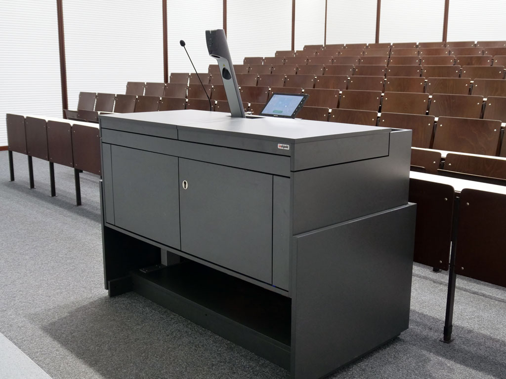Lecturer's desk teach.duo with fully closed drawers and closed inspection doors.