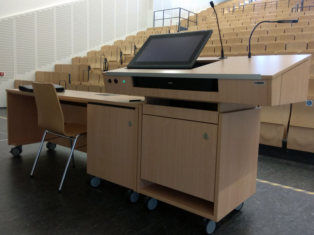 Lecturer's desk teach.magna in the lecture hall. Integrated, interactive display, microphone, lectern light and Bose sound bar.