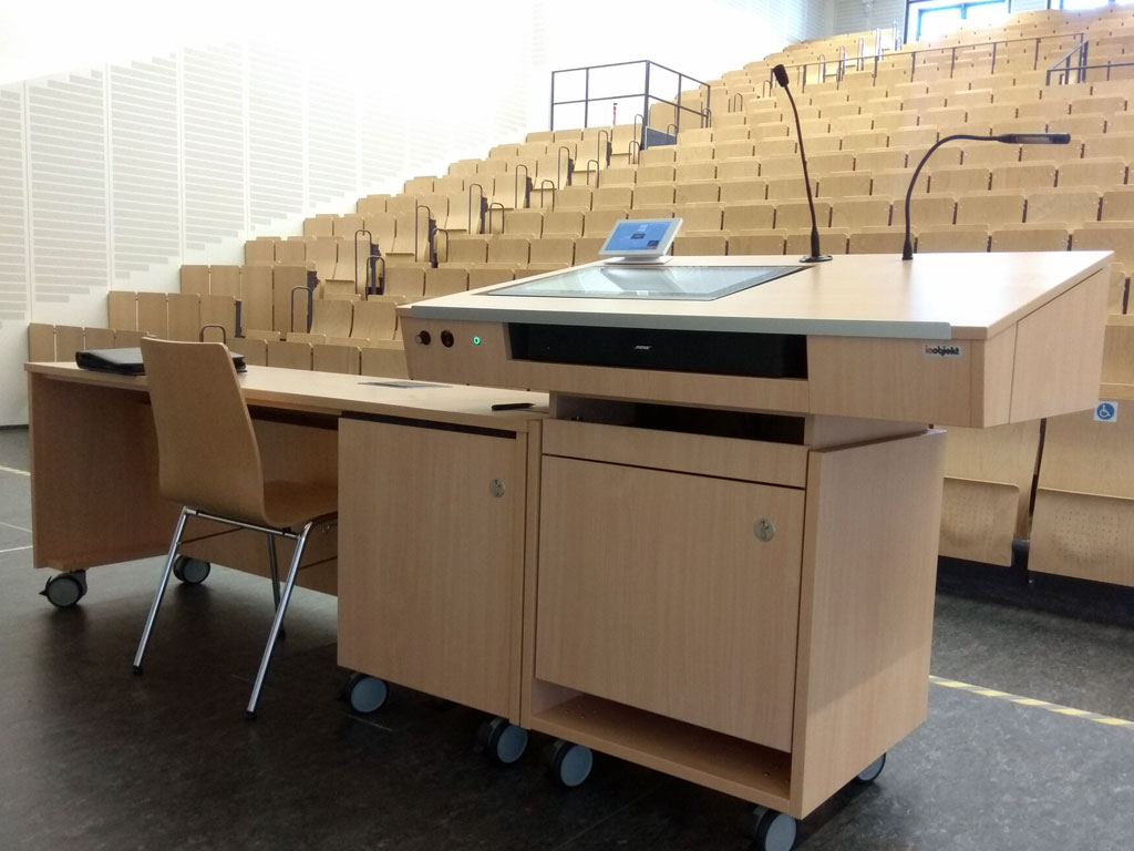 Lecturer's desk teach.magna with flush-mounted integrated display