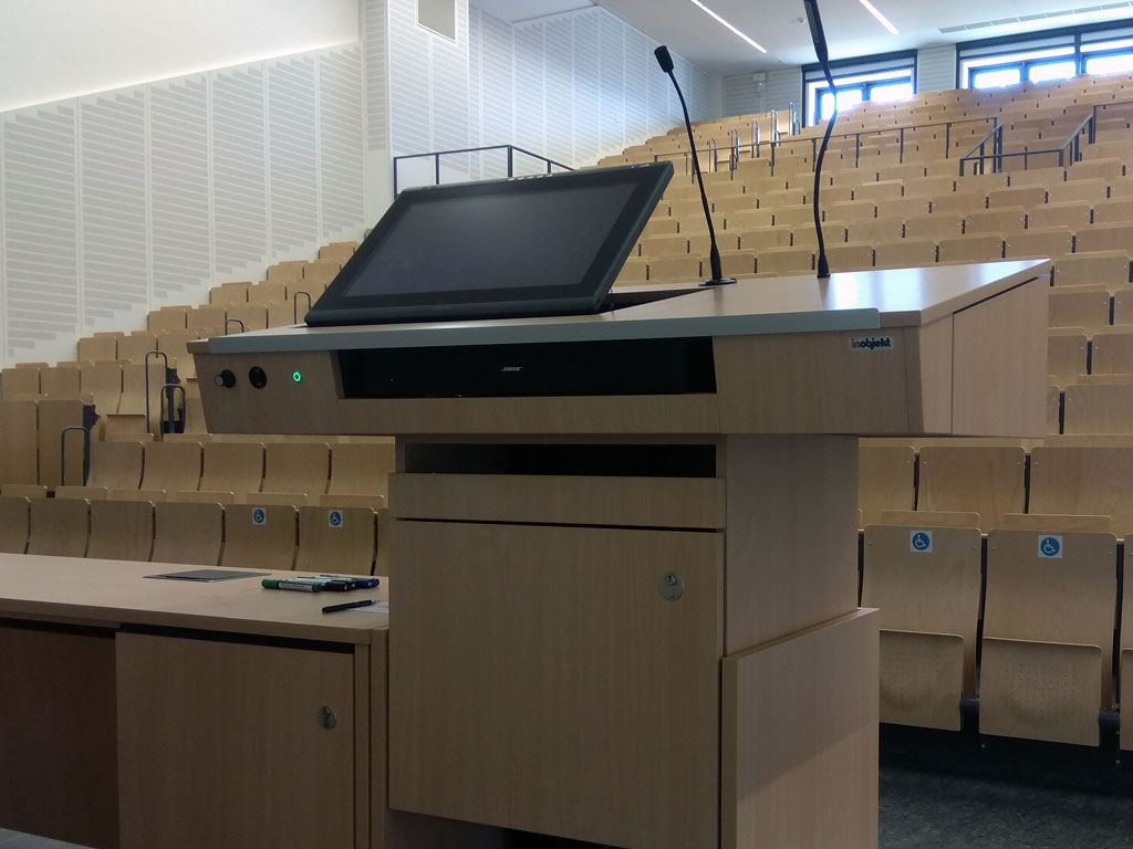 Lecturer's desk teach.magna with electromotive height adjustment.