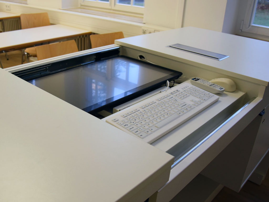 Lecturer's desk teach.ruota: flush-mounted display for closing the side pull-out.