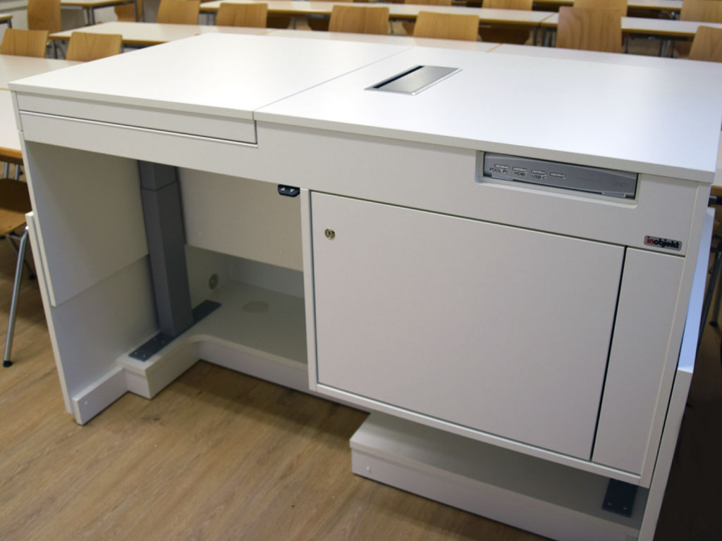 Lecturer's desk teach.ruota with completely closed drawer. The display, keyboard and media control below are closed.