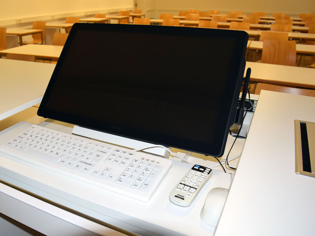 Detailed view of the Wacom DTH-2452 in the teach.ruota lectern with keyboard and mouse