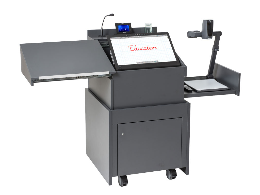 Dozentenpult teach.uno mit interaktivem Display, Mediensteuerung, Mikrofon und Trinkglashalterung. Oben links verschiebbare Manuskriptablage. Rechts seitlicher Auszug mit Dokumentenkamera.